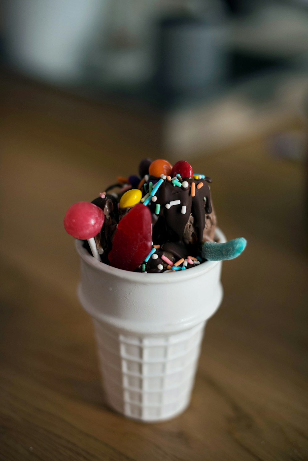 crème glacée avec des pépites sur une tasse blanche