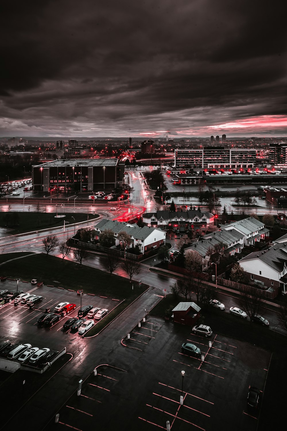 Stadtgebäude und Autos auf Graustufenfotografie