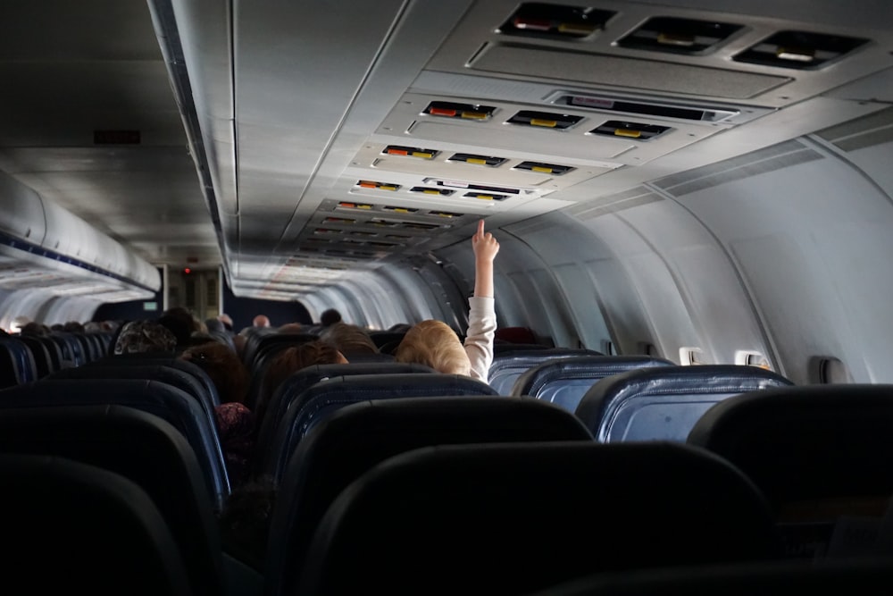 Mujer levantando la mano en el asiento del pasajero