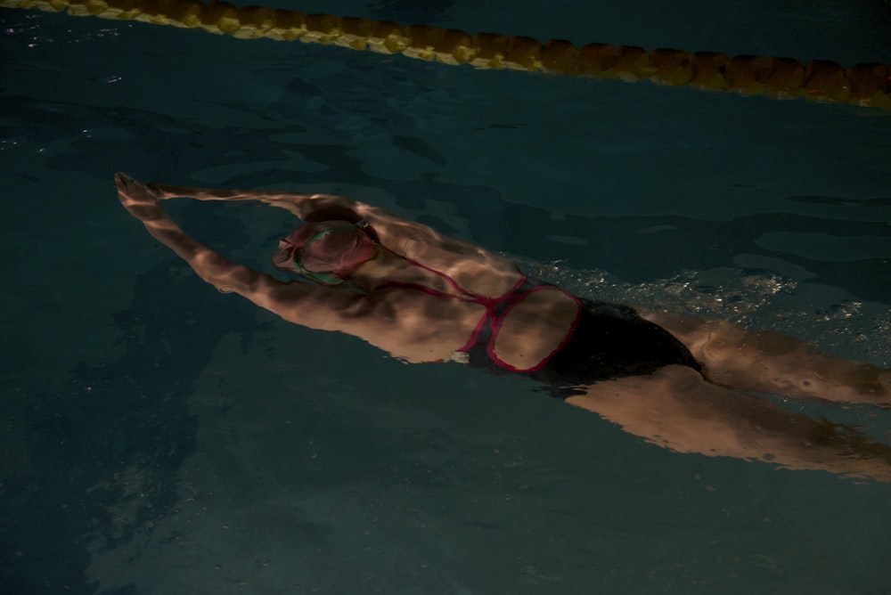 femme nageant sur la piscine