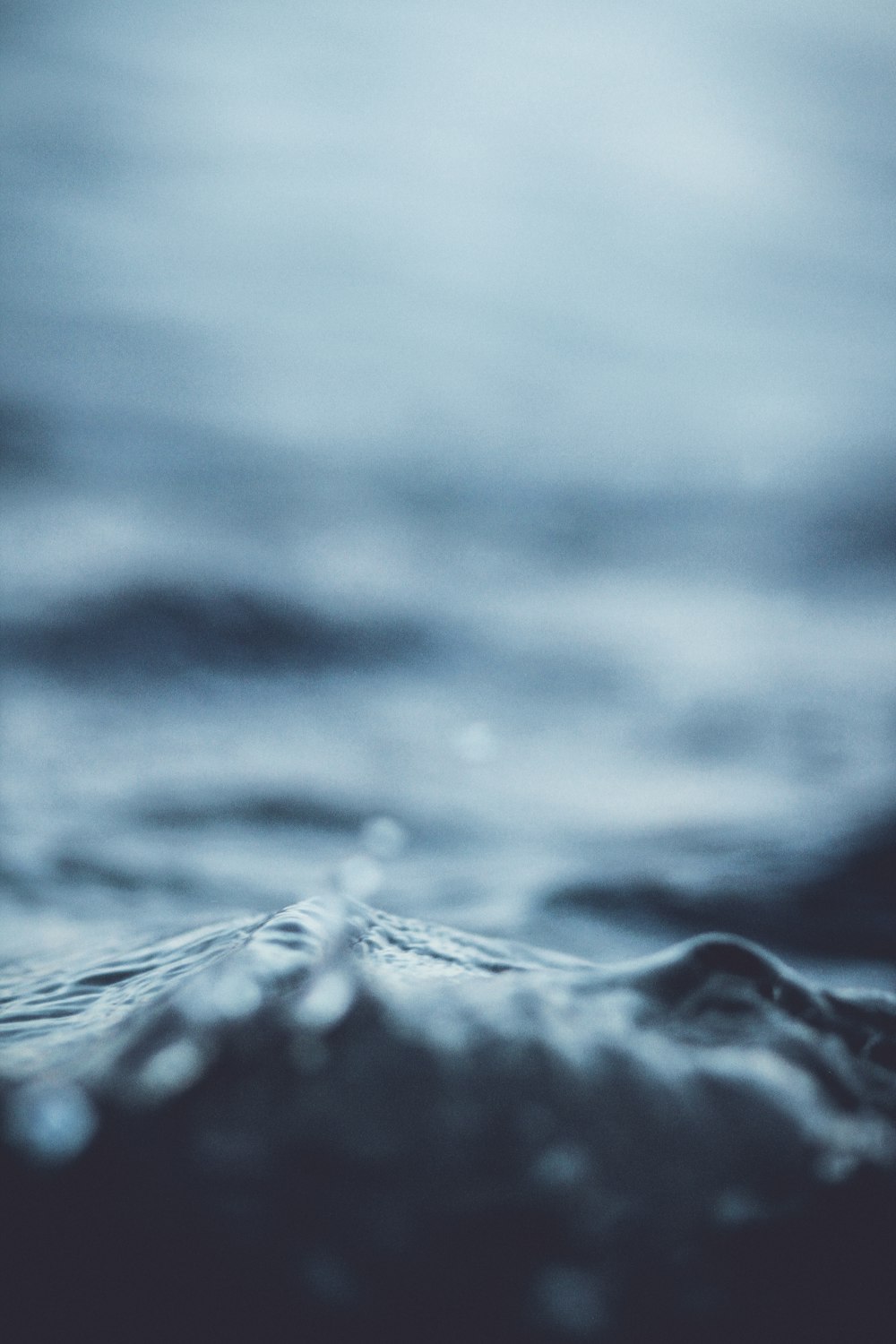 Una foto borrosa de una ola en el océano