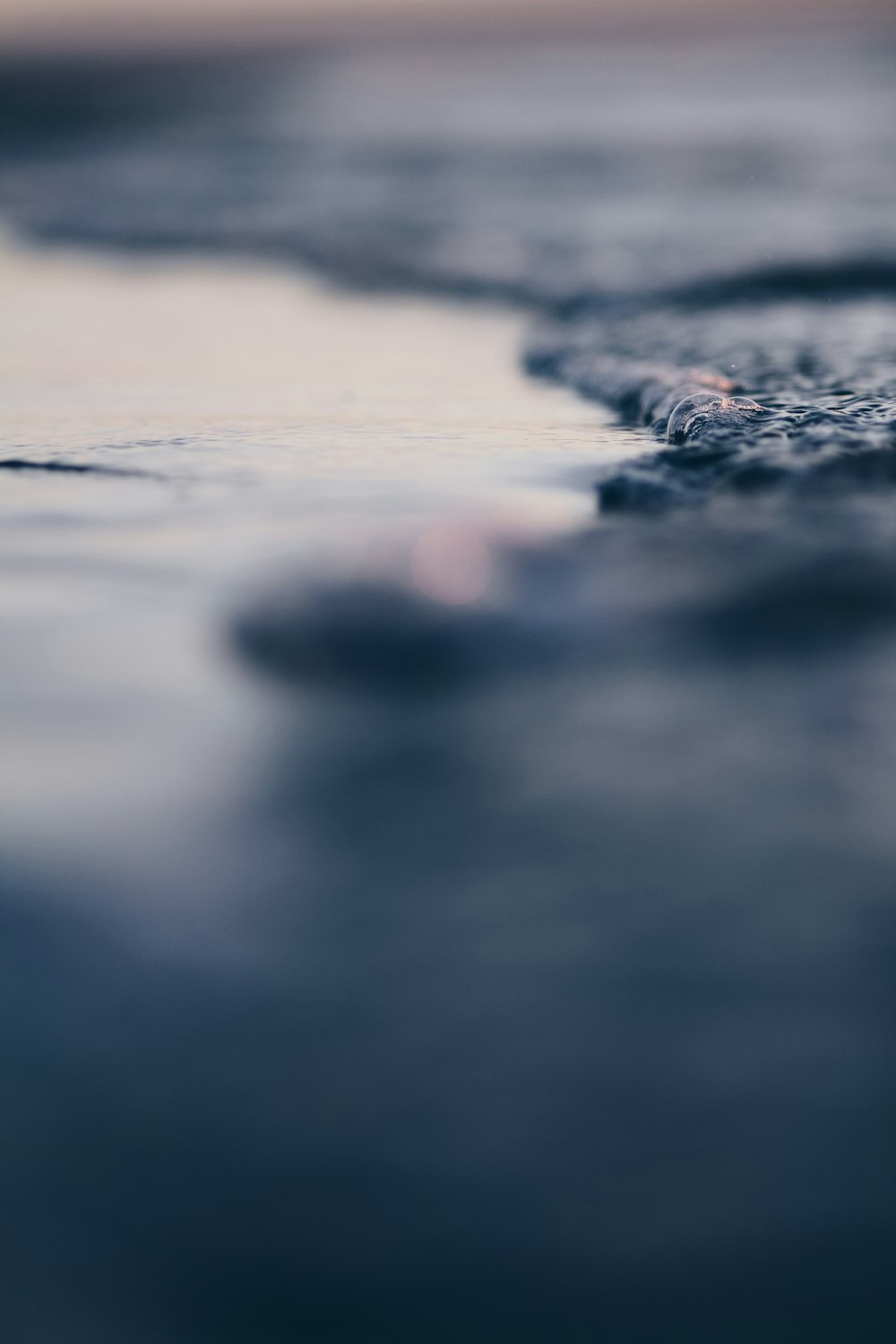 foto de foco raso da onda de água
