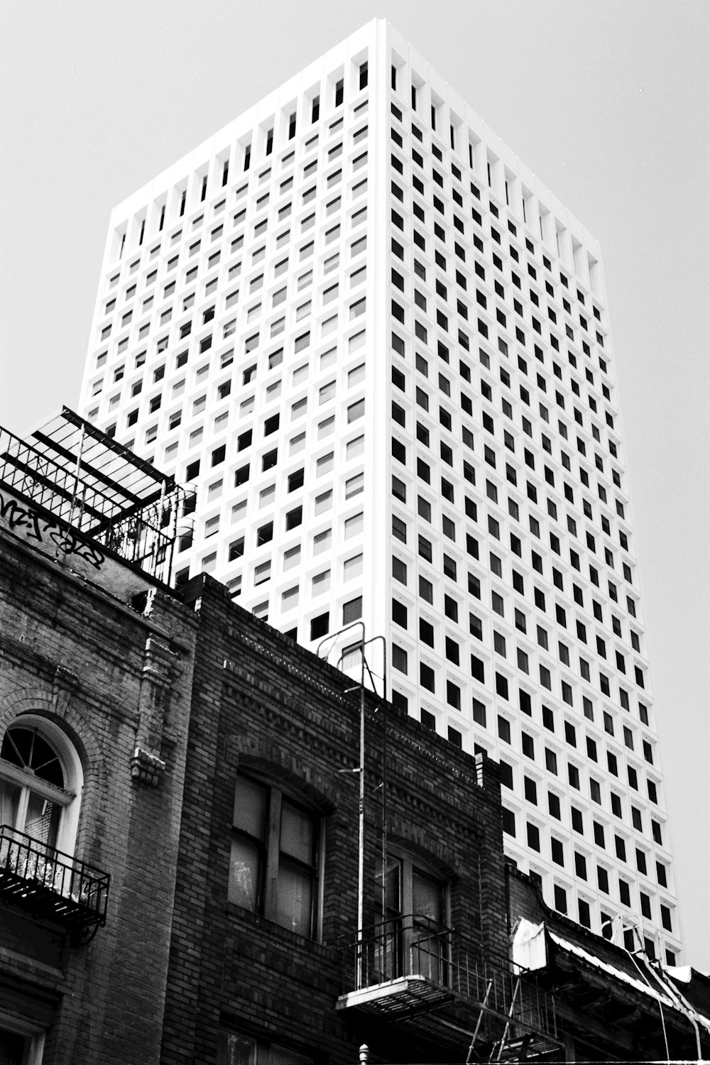 edifício de concreto branco e preto