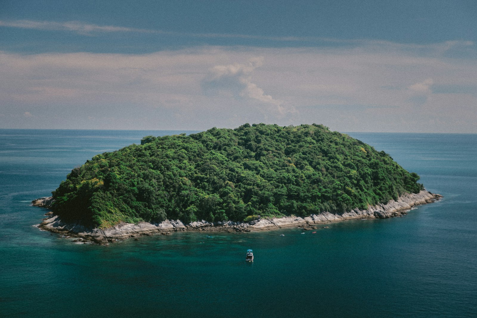 Остров кавер. Кеймада-Гранди остров. Остров Кеймада-Гранди Бразилия. Остров Рождества остров змеиный. Остров Бамбу Тайланд.