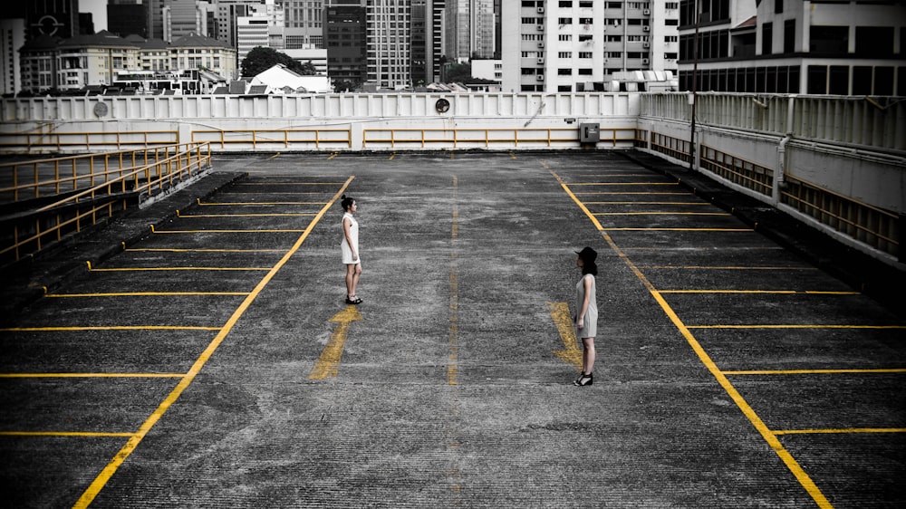 duas mulheres no estacionamento