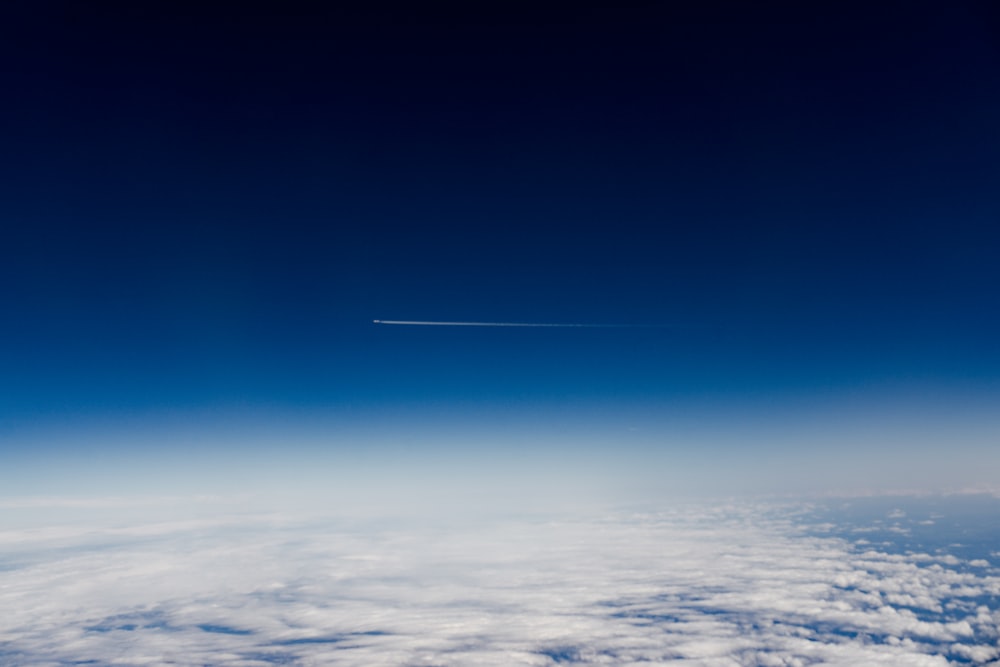 cielo azul sobre nubes blancas