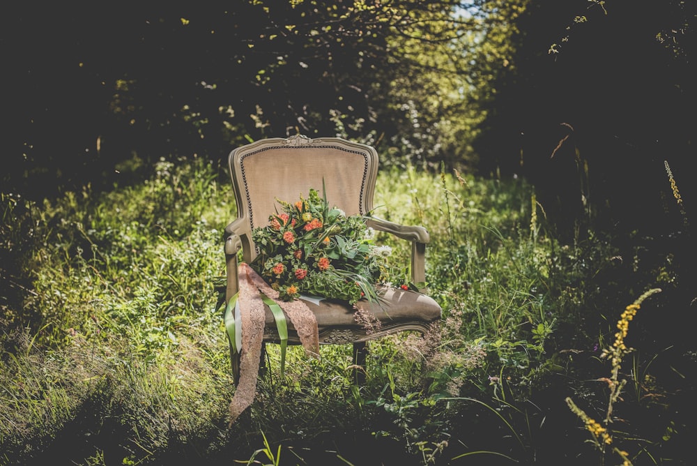 bouquet de fleurs sur fauteuil