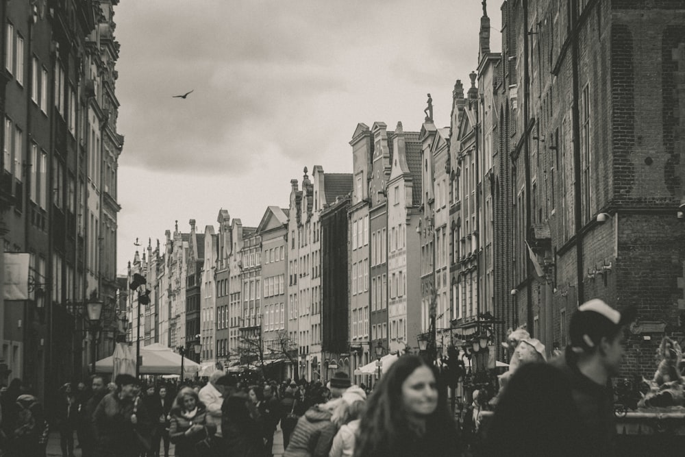 Photographie en niveaux de gris de personnes