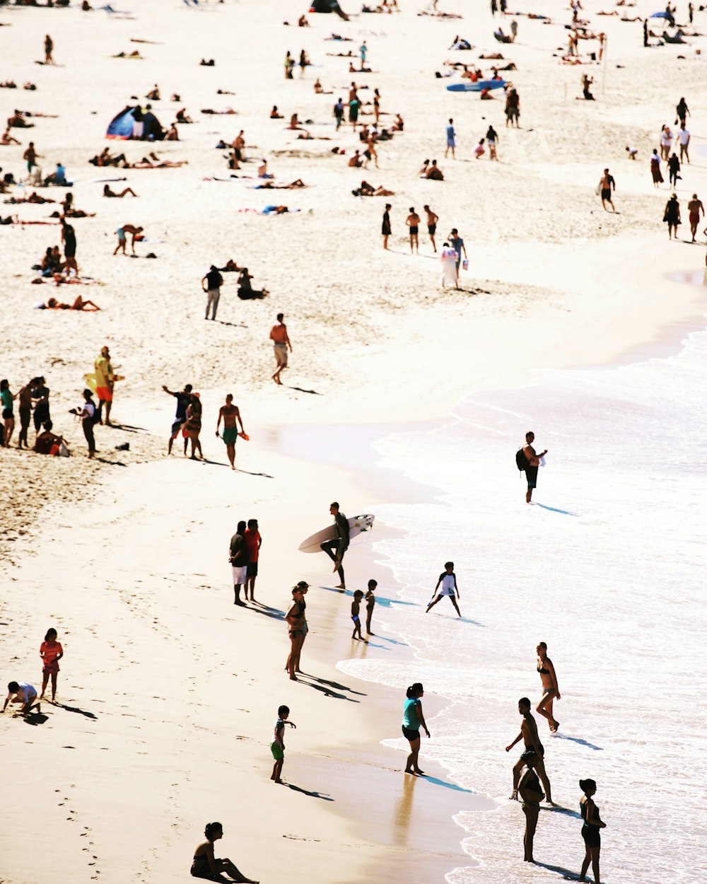 Gente en la playa durante el día