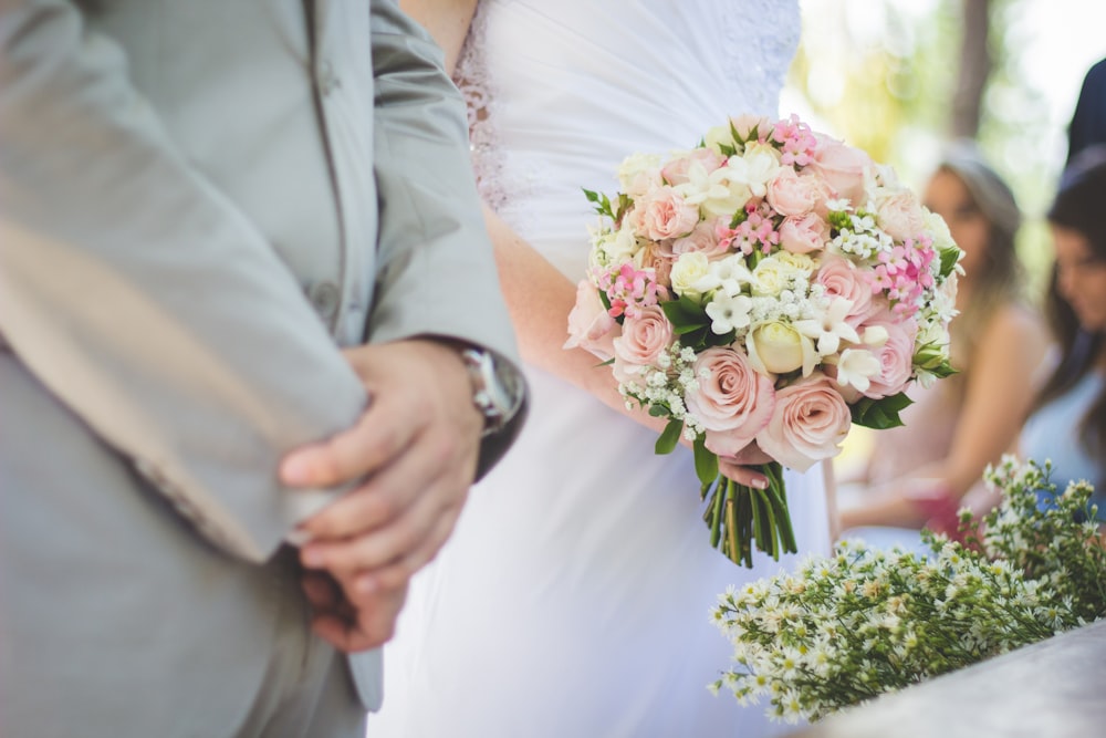 Guests blurred behind bride and groom on MarÃ­lia wedding day