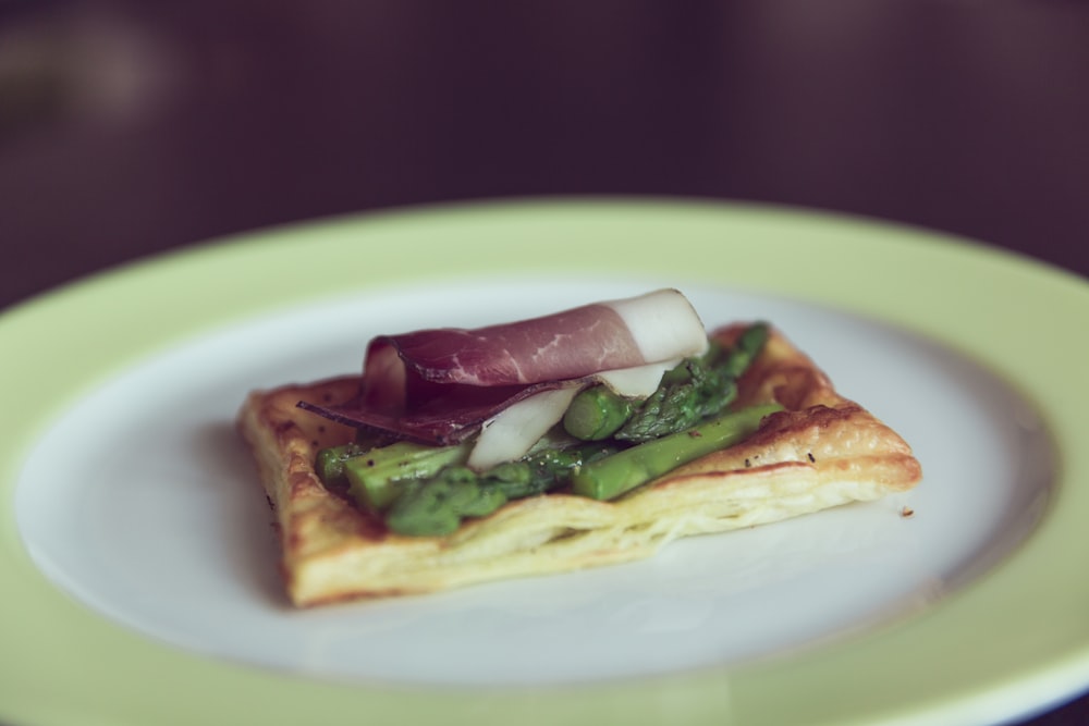 bacon, asperges et œuf dans l’assiette