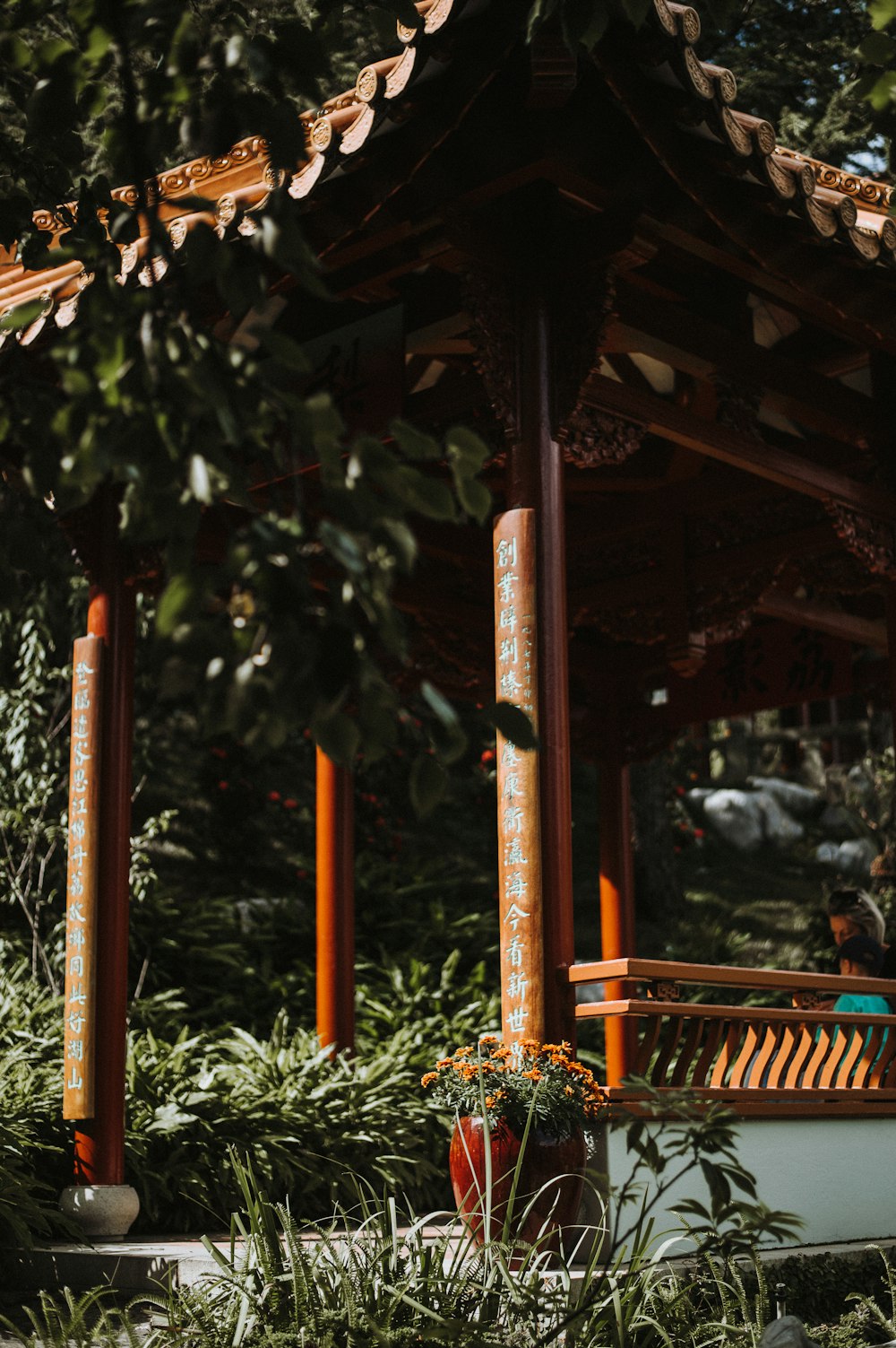pagode en bois brun mise au point sélective photographie