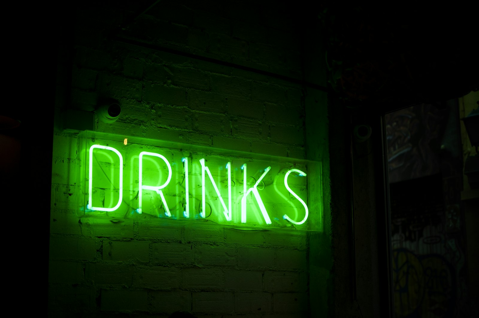 Nikon D5000 + Nikon AF-S DX Nikkor 35mm F1.8G sample photo. Green drinks neon signage photography