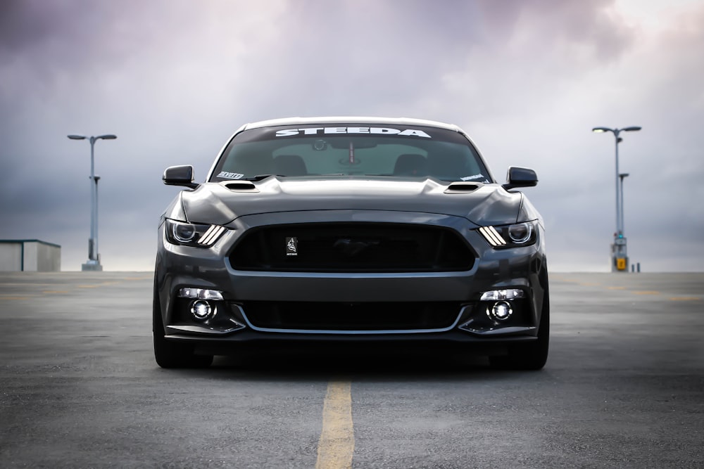 Coche Shelby negro en la carretera