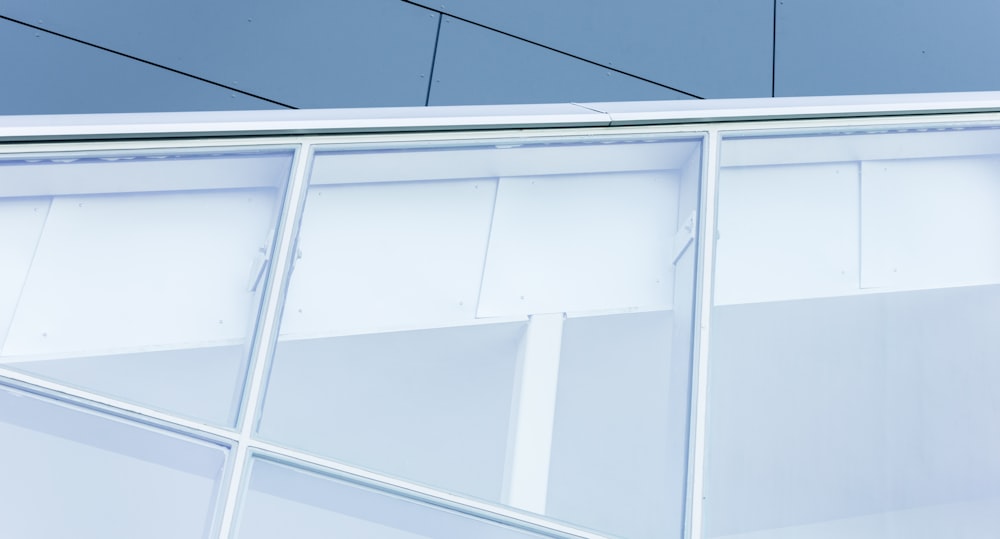 暗い外装と、斜めに横切る大きな白い枠の白い窓の建物のクローズビュー
