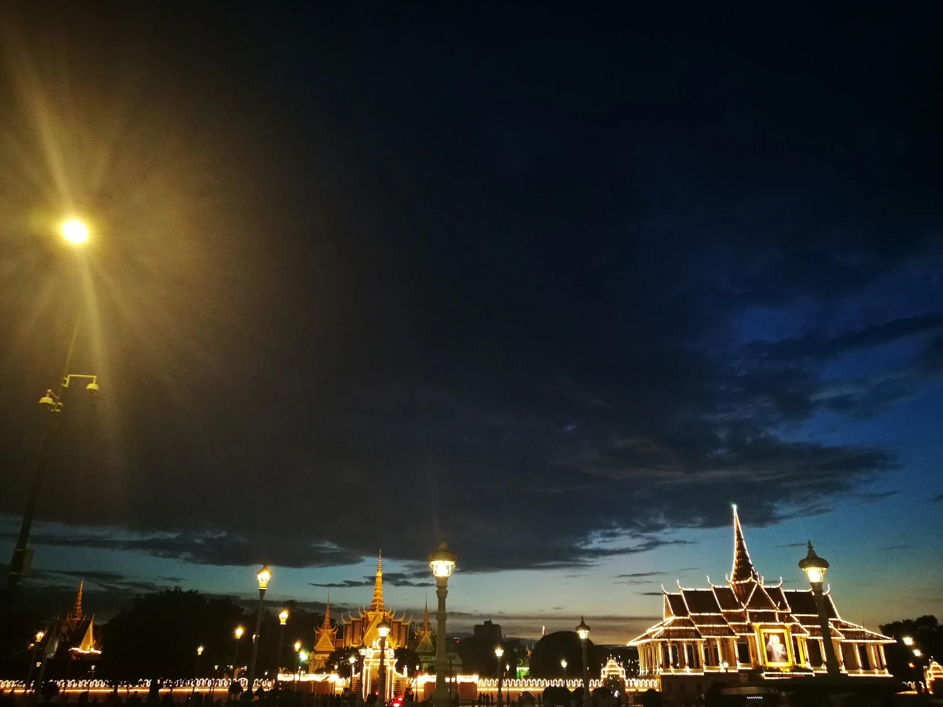 black and white bed linen