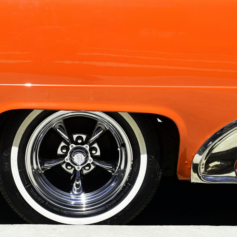 orangefarbenes Fahrzeug