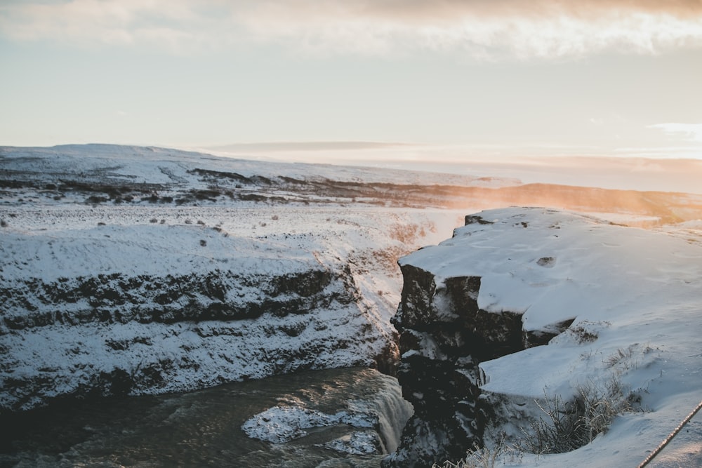 Montagna della tundra sotto il cielo nuvoloso