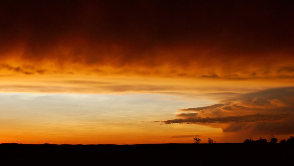 Fotografía sobre el horizonte durante la puesta de sol
