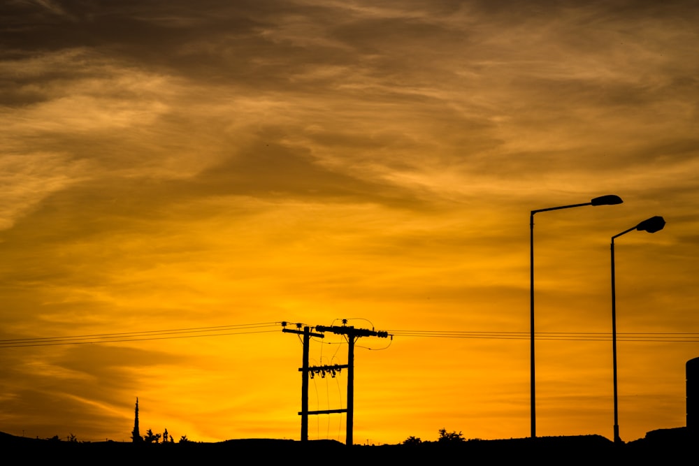 Silueta de la torre de comunicación durante la puesta del sol