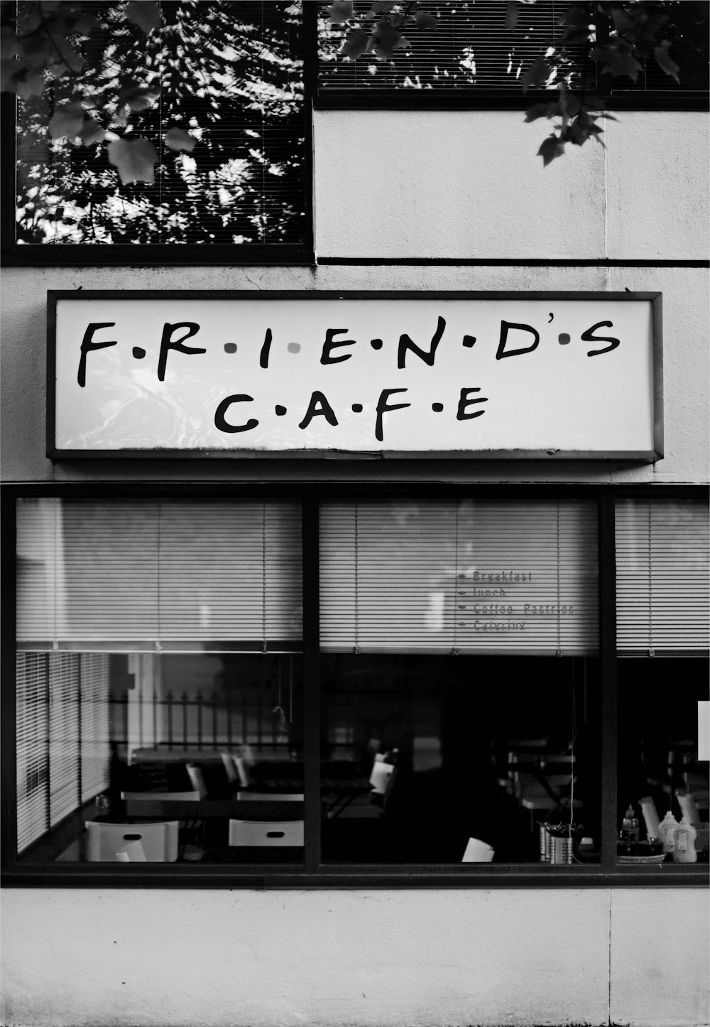 Foto en escala de grises de la tienda Friends Cafe