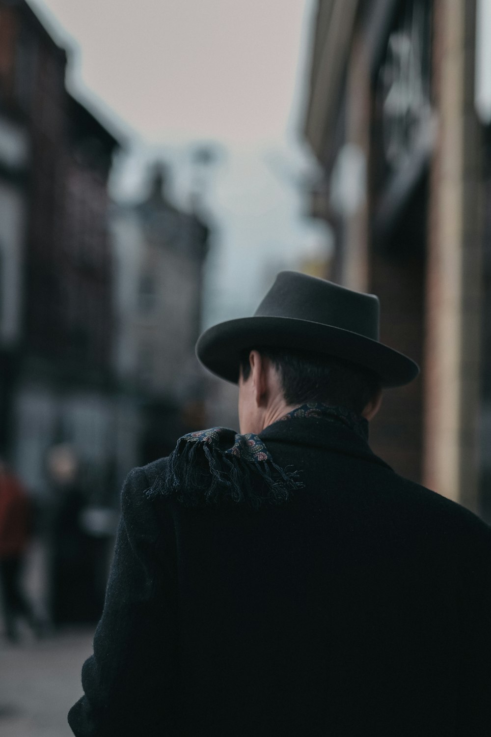 Vue arrière de la photo sélective de l’homme