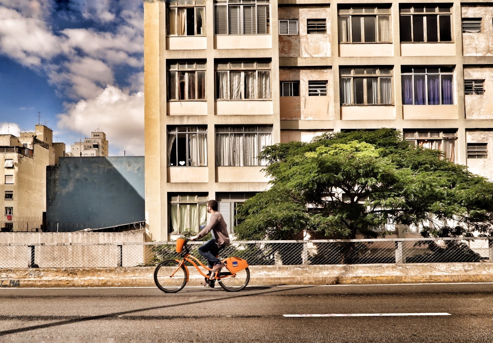 Persona que monta en bicicleta durante el día