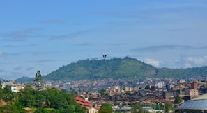 Gameplay scene from an adventurous platformer featuring a cityscape background.