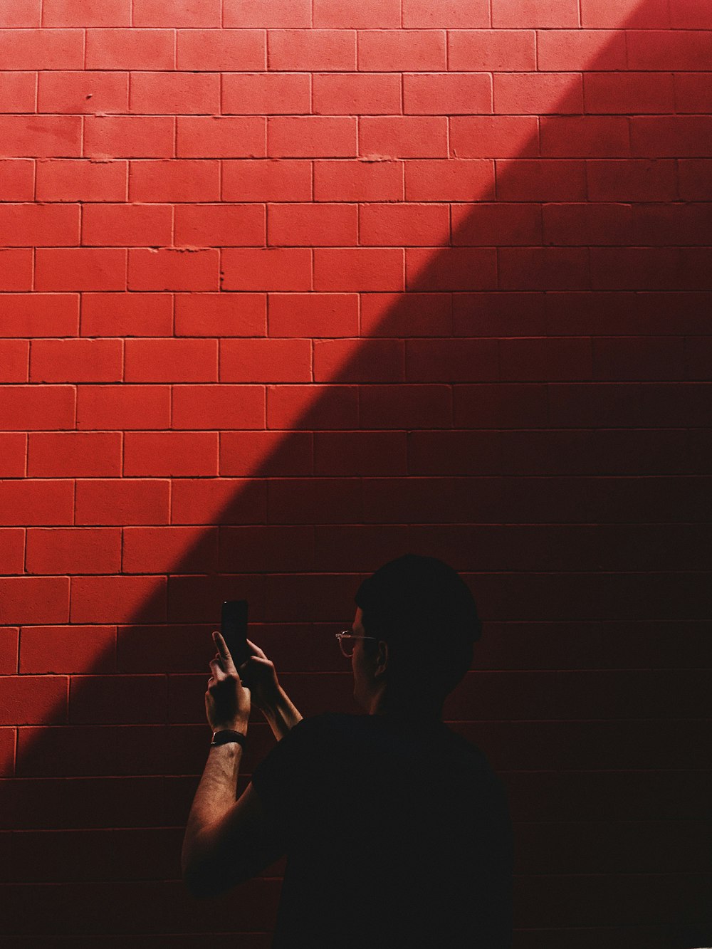 personne capturant la brique rouge