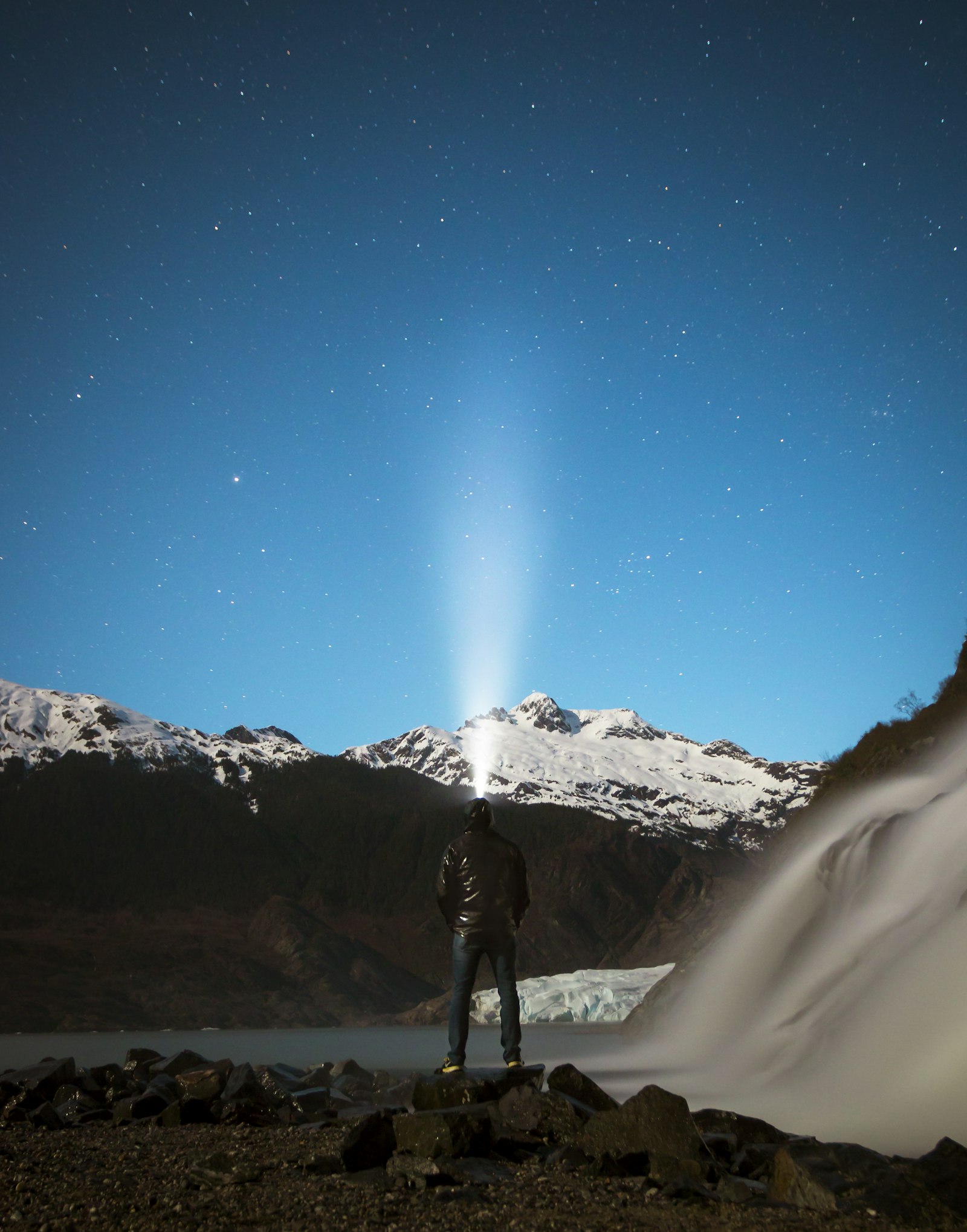 Canon EOS 70D + Canon EF 17-40mm F4L USM sample photo. Man facing snow capped photography