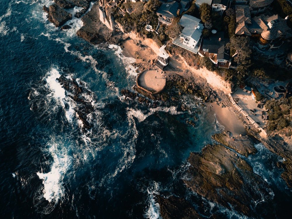 Fotografía de vista aérea de la casa cerca del cuerpo de agua