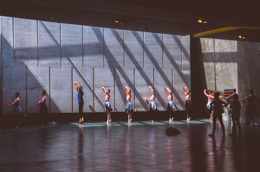 gruppo di bambini esibirsi in ballerina