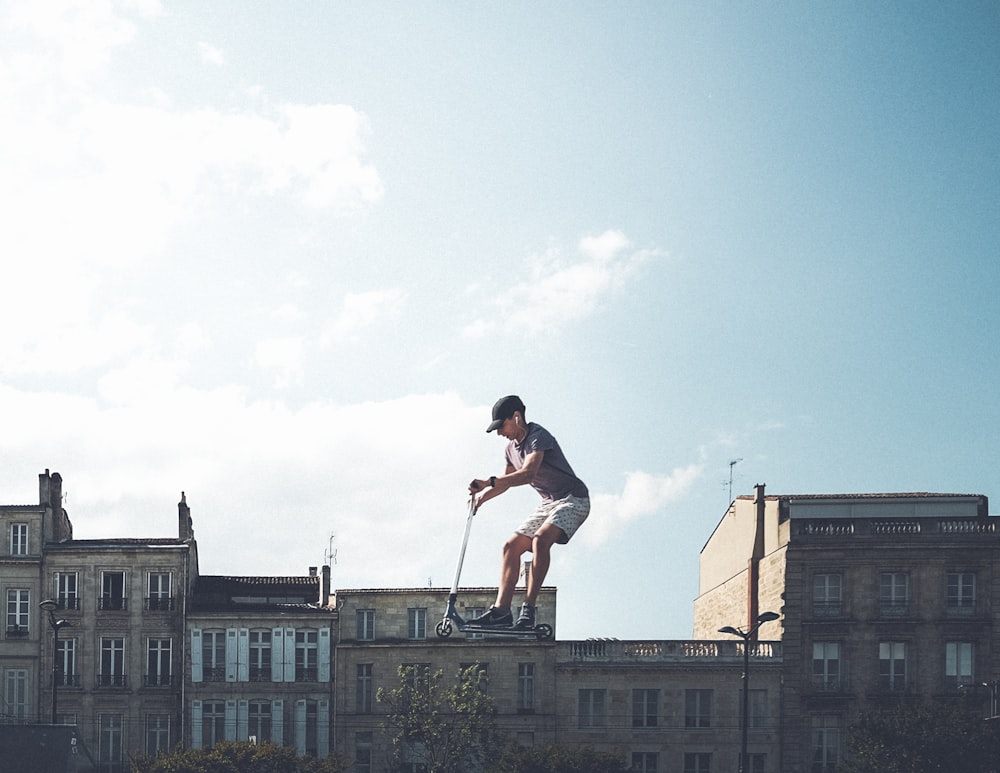 hombre montando en patinete negro