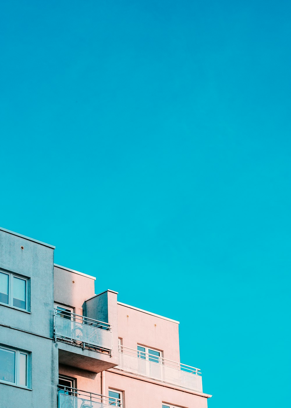 structure blanche sous ciel bleu