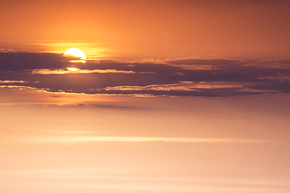 Soleil orangé derrière les nuages