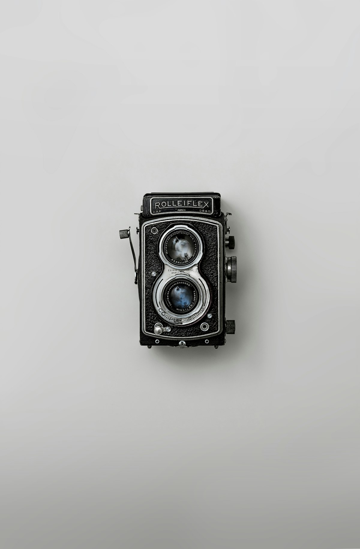 モノクロのビンテージフィルムカメラ