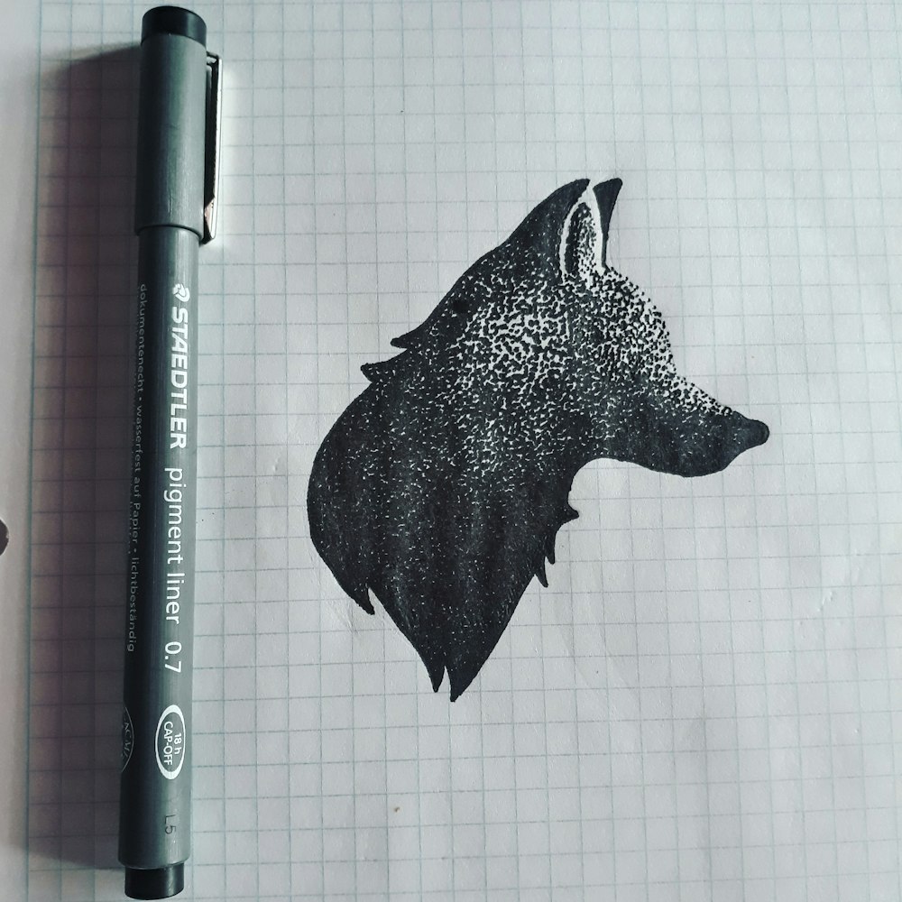 Un zorro dibujado en papel cuadriculado con un bolígrafo negro.