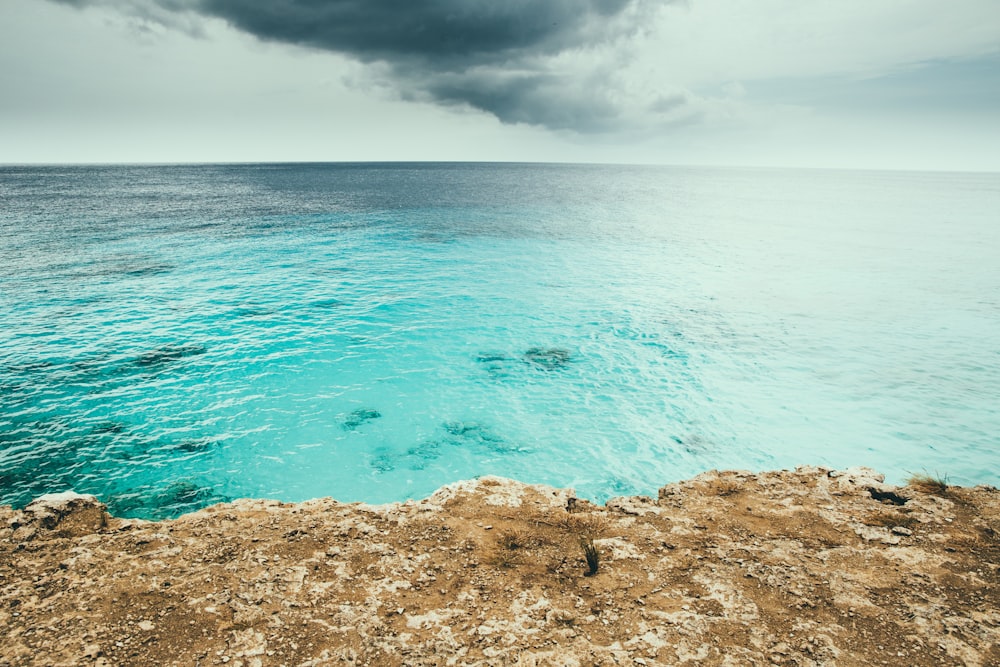 Vista aérea de la masa de agua durante el día