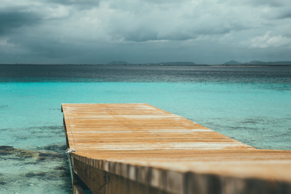 muelle de madera marrón