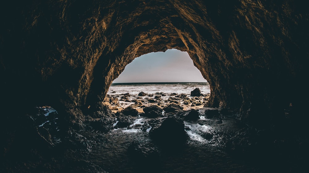 Caverna da costa do mar