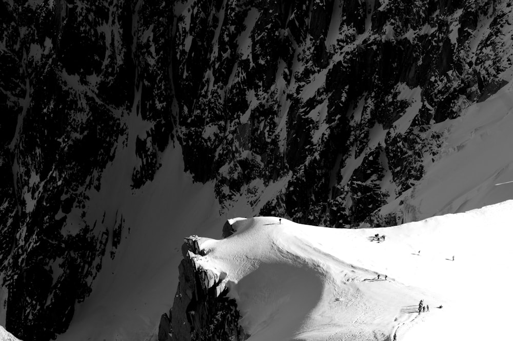 Montagne de pierre grise recouverte de neige