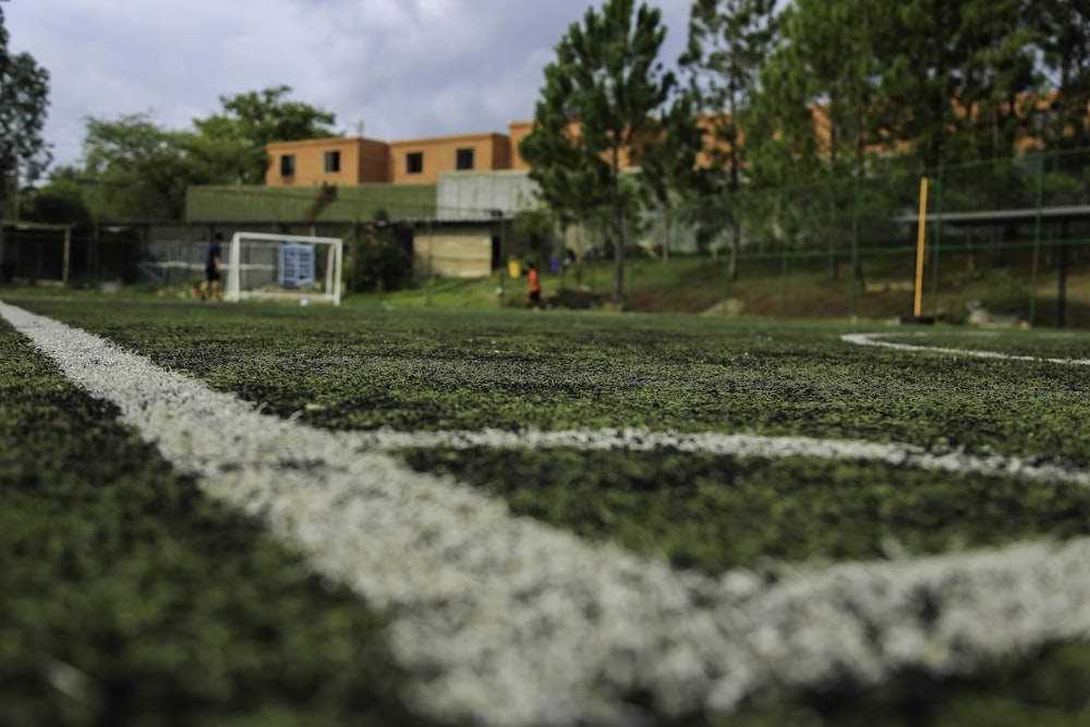 Grün-weißer Fußballplatz