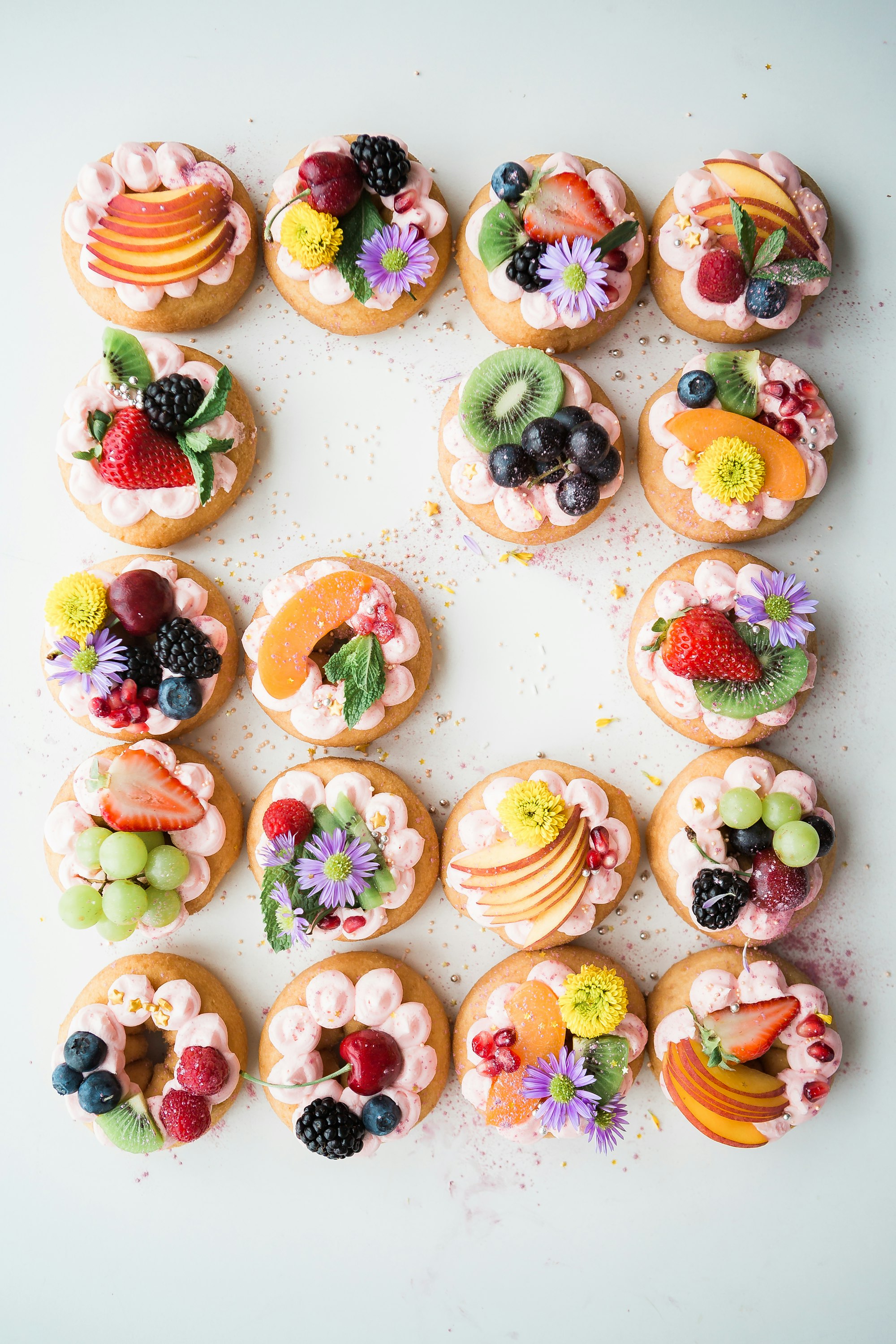 甜甜圈与水果和鲜花一起光晕。 哪个更好？
