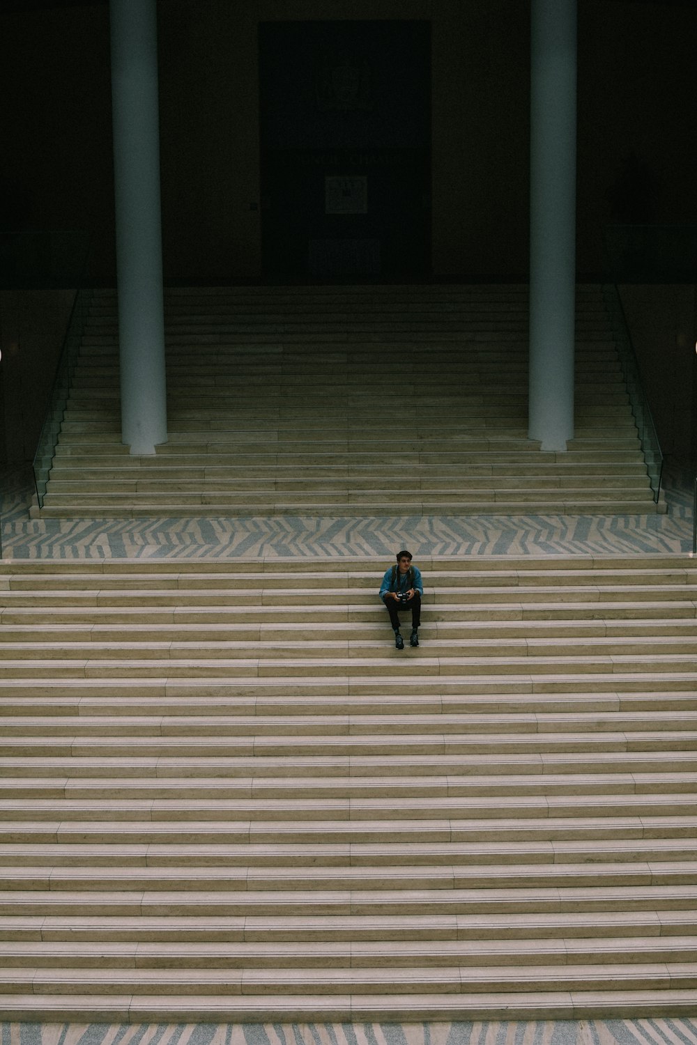 Hombre sentado en un tramo de escaleras
