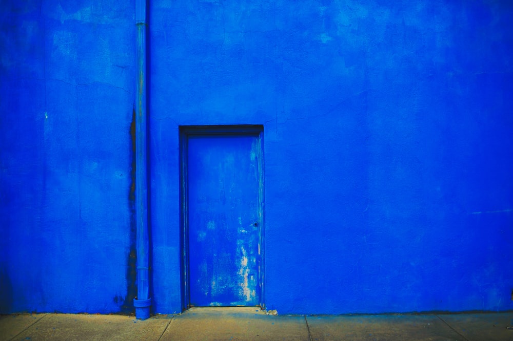 닫힌 파란색 문