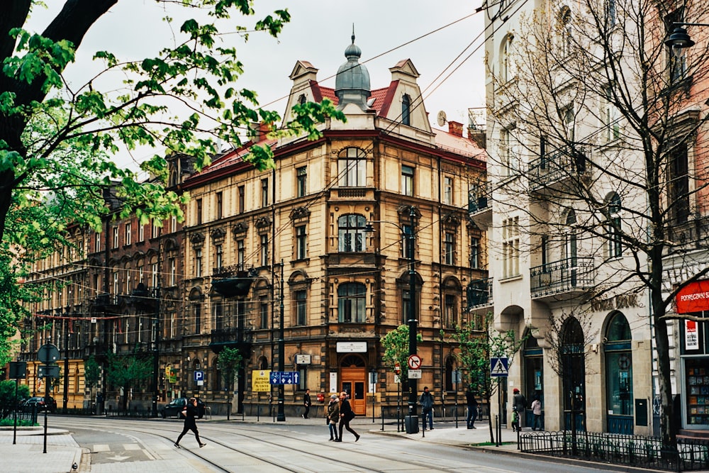 Pessoas caminhando perto do edifício bege