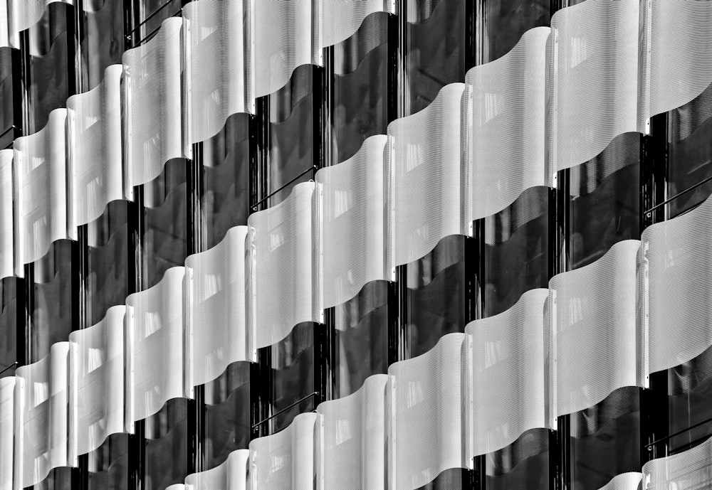 uma foto em preto e branco de uma parede de janelas