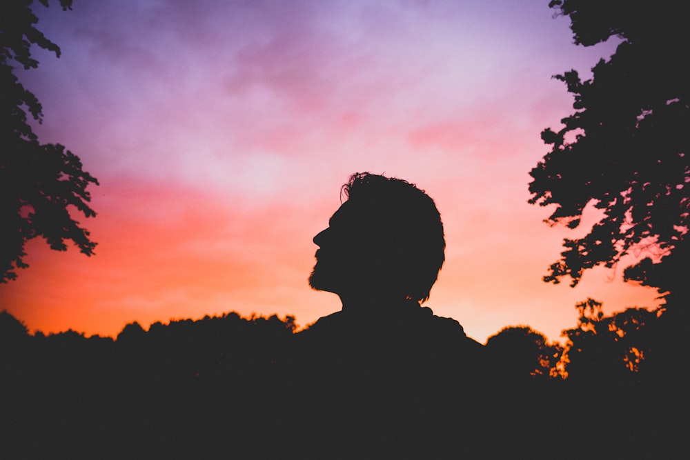 夕暮れ時の男のシルエット