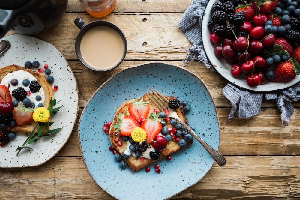 Obstsandwich auf blauem Keramikteller