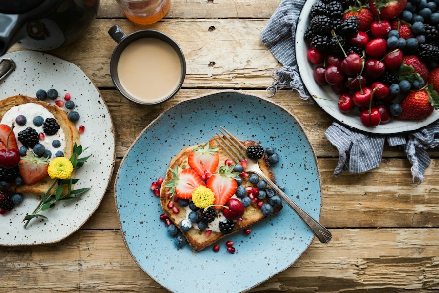 Table de brunch en plein air avec viennoiseries et fruits